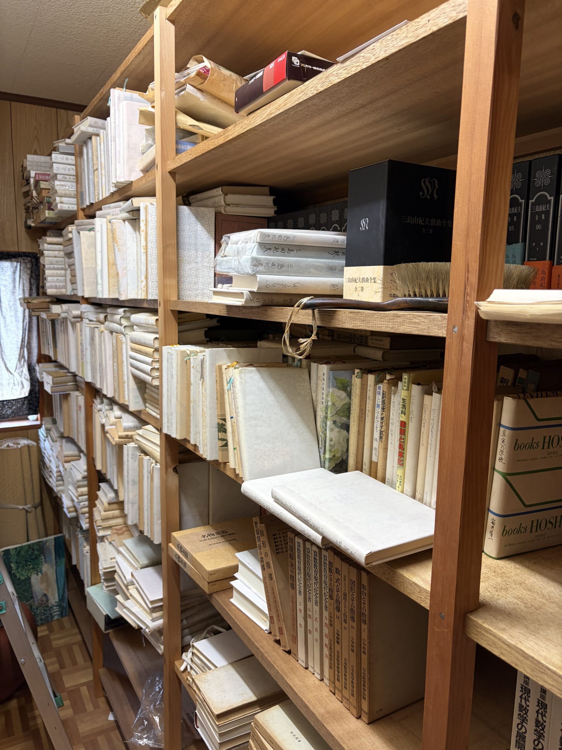 倉庫部分の書棚before